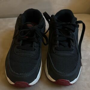 Nike Youth boy’s Air MAX sneakers